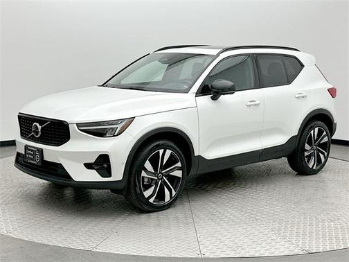 2024 Volvo XC40 B5 Plus Dark Theme