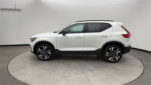2024 Volvo XC40 B5 Plus Dark Theme