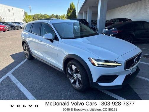 Crystal White Pearl 2020 Volvo V60 Cross Country T5