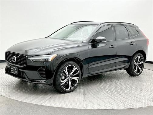 2023 Volvo XC60 B5 Ultimate Dark Theme