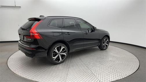 2023 Volvo XC60 B5 Ultimate Dark Theme