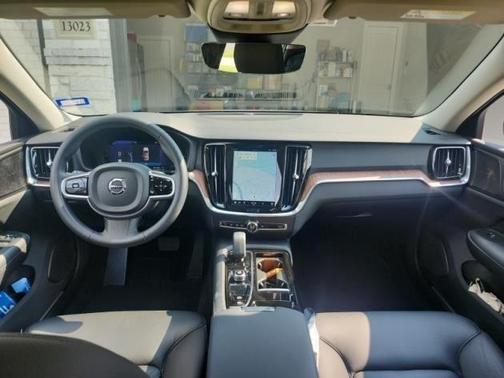 2023 Volvo S60 Recharge Plug-In Hybrid T8 Plus Dark Theme