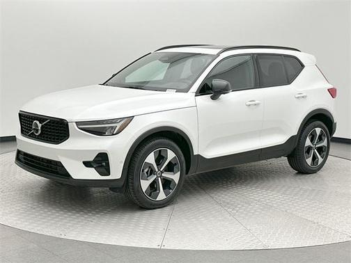 2025 Volvo XC40 B5 Plus Dark Theme