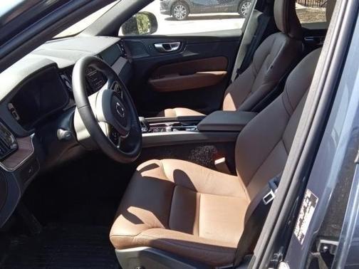 2024 Volvo XC60 B5 Plus Dark Theme
