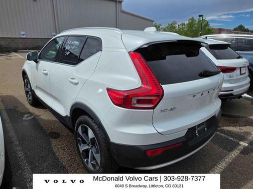 Crystal White Metallic 2023 Volvo XC40 B5 Plus Bright Theme