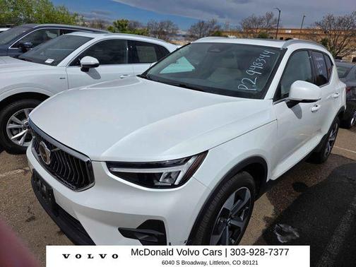 Crystal White Metallic 2023 Volvo XC40 B5 Plus Bright Theme