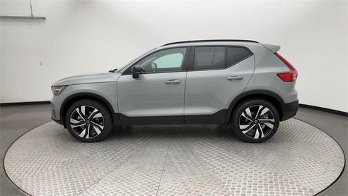 2024 Volvo XC40 B5 Plus Dark Theme