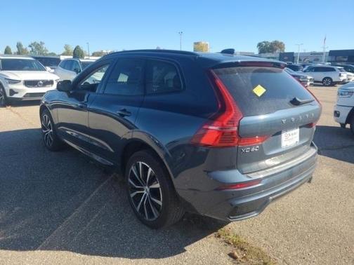 2023 Volvo XC60 B5 Plus Dark Theme
