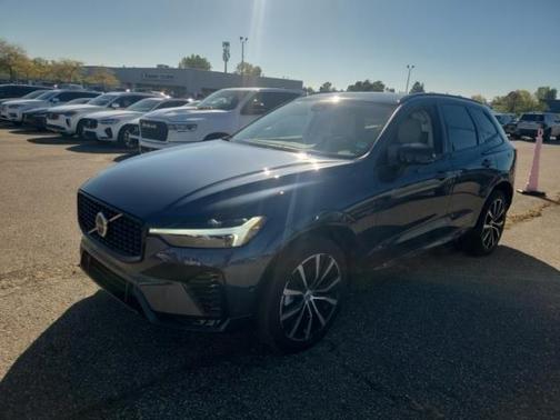 2023 Volvo XC60 B5 Plus Dark Theme