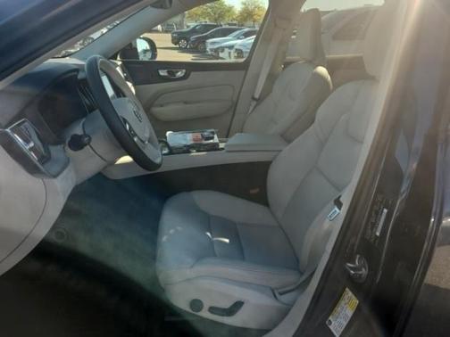 2023 Volvo XC60 B5 Plus Dark Theme