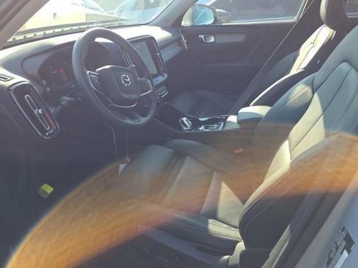 2025 Volvo XC40 B5 Plus Bright Theme