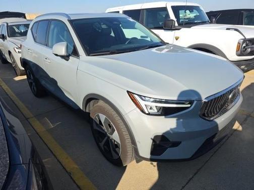 2025 Volvo XC40 B5 Plus Bright Theme