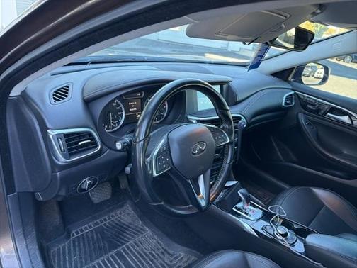 2017 INFINITI QX30 Luxury