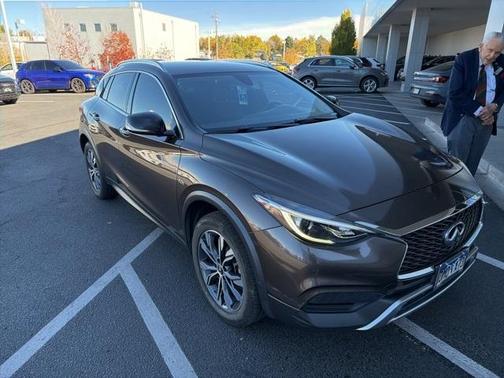 2017 INFINITI QX30 Luxury