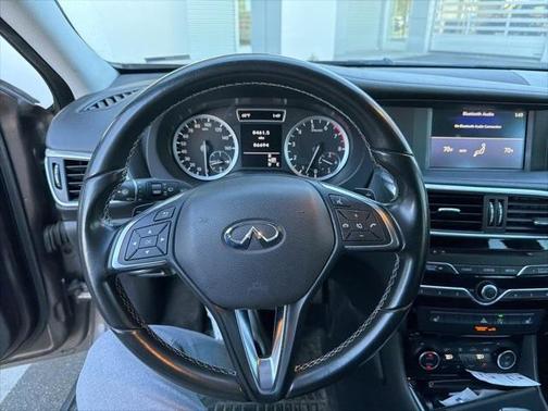 2017 INFINITI QX30 Luxury