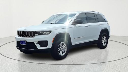Bright White Clearcoat 2023 Jeep Grand Cherokee Laredo