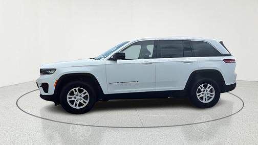 Bright White Clearcoat 2023 Jeep Grand Cherokee Laredo