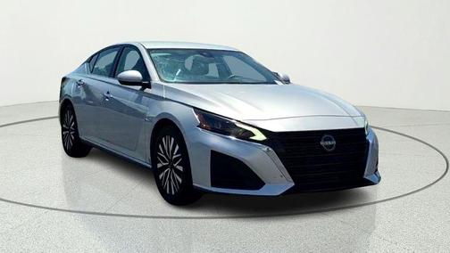 Brilliant Silver Metallic 2023 Nissan Altima 2.5 SV