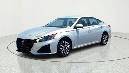 Brilliant Silver Metallic 2023 Nissan Altima 2.5 SV