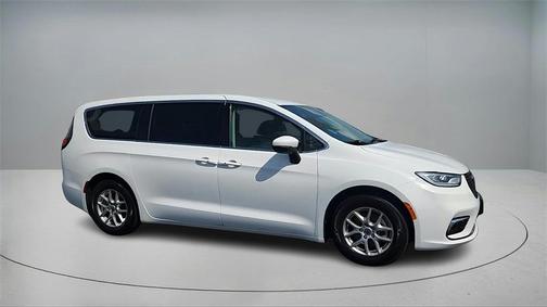 2023 Chrysler Pacifica Touring-L