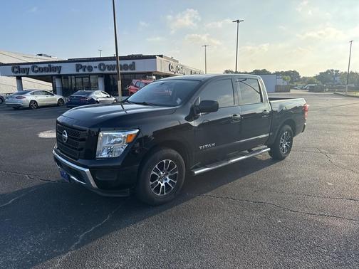 2022 Nissan Titan SV
