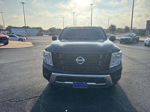 2022 Nissan Titan SV