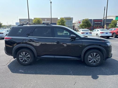 2024 Nissan Pathfinder SV