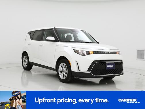 White 2025 Kia Soul LX
