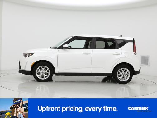 White 2025 Kia Soul LX