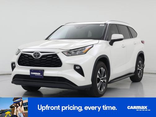 White 2020 Toyota Highlander XLE