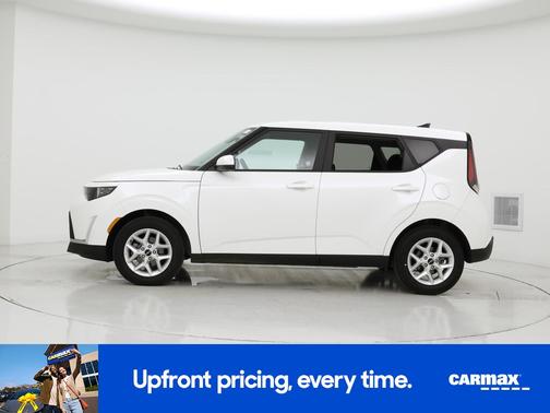 White 2025 Kia Soul LX