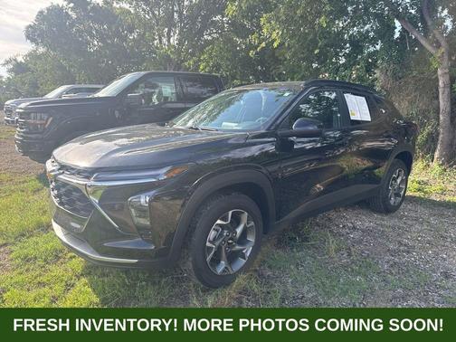 Mosaic Black Metallic 2025 Chevrolet Trax LT