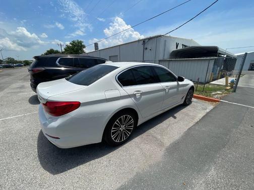Alpine White 2019 BMW 540 i