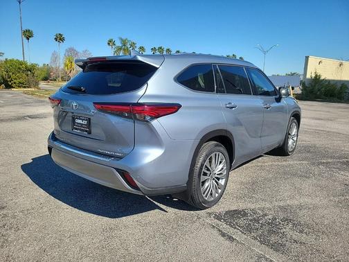 Moon Dust 2023 Toyota Highlander Platinum