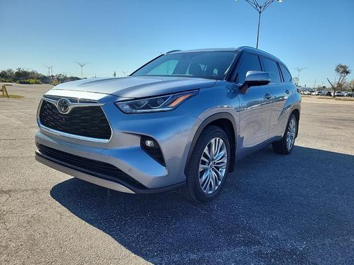 Moon Dust 2023 Toyota Highlander Platinum