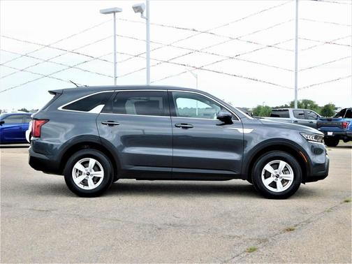 Photo 2 of 49 of 2021 Kia Sorento LX
