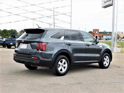 Photo 3 of 49 of 2021 Kia Sorento LX
