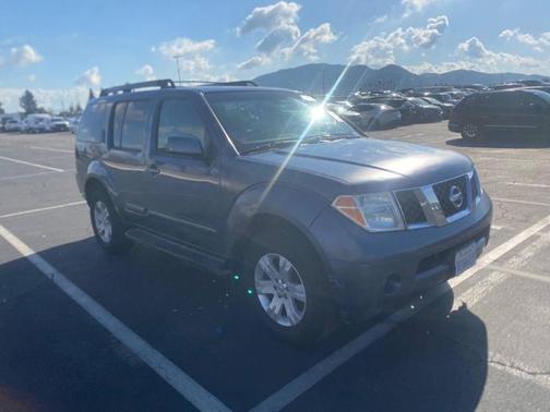 2005 Nissan Pathfinder LE