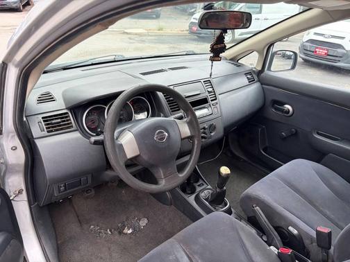 Brilliant Silver 2009 Nissan Versa 1.6 Base