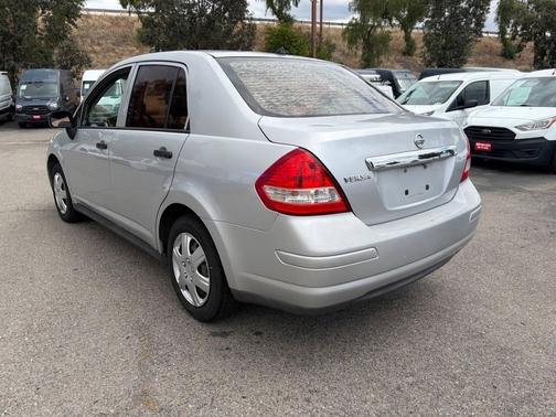 Brilliant Silver 2009 Nissan Versa 1.6 Base