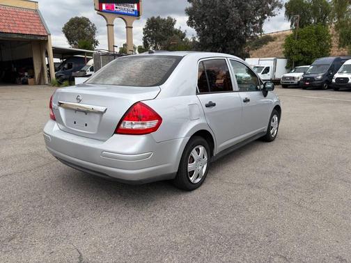 Brilliant Silver 2009 Nissan Versa 1.6 Base