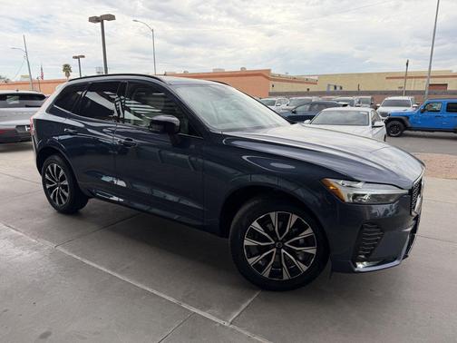 2024 Volvo XC60 B5 Core Dark Theme