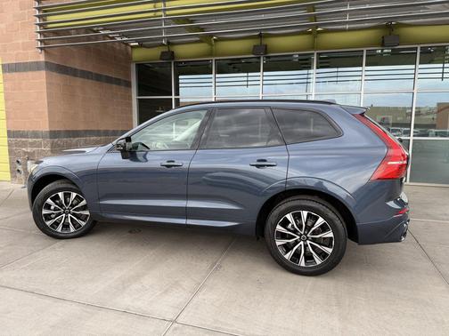 2024 Volvo XC60 B5 Core Dark Theme