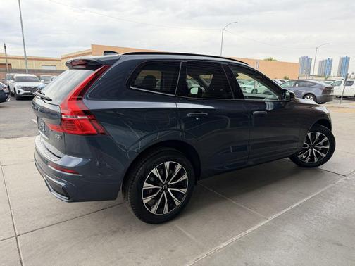 2024 Volvo XC60 B5 Core Dark Theme