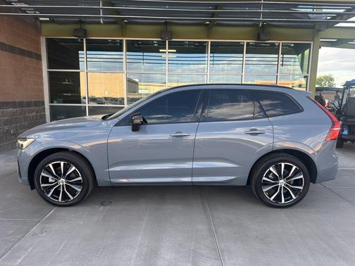 2023 Volvo XC60 B5 Plus Dark Theme