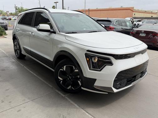 Snow White Pearl 2024 Kia Niro EV Wind