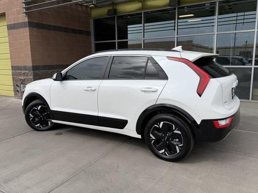 Snow White Pearl 2024 Kia Niro EV Wind