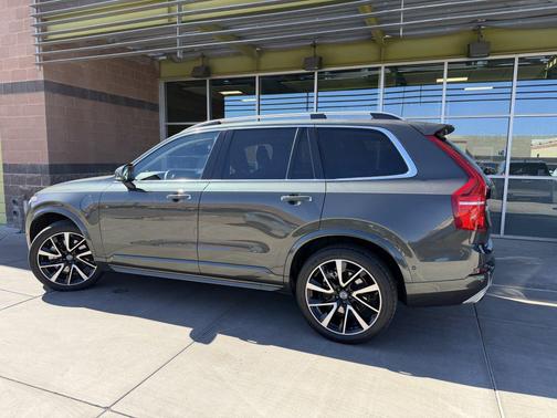 2018 Volvo XC90 Hybrid T8 Momentum