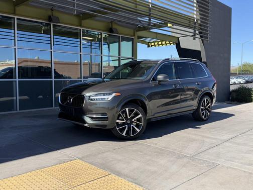 2018 Volvo XC90 Hybrid T8 Momentum