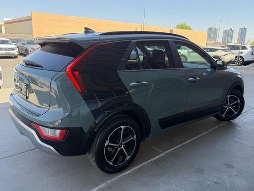Cityscape Green 2024 Kia Niro SX